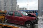 Groźny wypadek na Legnickiej. Samochód wjechał w przystanek [ZDJĘCIA], mih