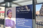 Olga Tokarczuk pojawiła się na przystankach MPK [ZDJĘCIA], mh