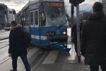 Bus zderzył się z tramwajem przy Wroclavii. Spore utrudnienia [ZDJĘCIA], Czytelnik