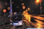 Pijany kierowca zakończył jazdę na słupie. Jego pasażer trafił do szpitala, KMP Wrocław