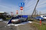 Tragiczny wypadek. Peugeot uderzył w latarnię, kierowca zginął na miejscu, Policja wrocławska
