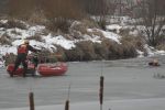 Akcja ratunkowa przy mostach Warszawskich. Z lodowatej wody wyciągnięto mężczyznę, Karolina Stachera