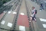52-latka wbiegła prosto pod tramwaj. MPK opublikowało film ku przestrodze [ZOBACZ], 