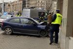 Wrocław: Wypadek na Pomorskiej. Auto uderzyło w kamienicę, pijany kierowca uciekł, m