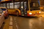 Kierowca z Trzebnicy zablokował przejazd autobusowi na 45 minut [ZDJĘCIA, WIDEO], świadkowie zdarzenia