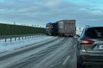 Trudne warunki i „lodowisko” na drogach. Policja apeluje o ostrożność, kg