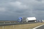 Na AOW i S5 wiatr przewraca naczepy ciężarówek [ZDJĘCIA], Ania Freus