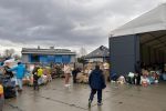 Wrocławianie dla uchodźców z Ukrainy. Czekają dworcu, przywożą dary, oferują bezpłatne usługi, is