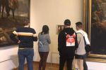 Youtuberzy zrobili kawał w Muzeum Narodowym. Powiesili własny obraz [ZDJĘCIA, WIDEO], mat. pras.