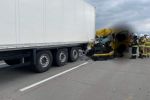 Groźny wypadek na A4 pod Wrocławiem. Bus firmy kurierskiej wbił się w tira, OSP Gniechowice