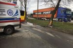 Wrocław: auto skasowane na drzewie. Dwie osoby ranne, Zdjęcia dzięki Pomoc Drogowa AUTO-HARD&PIEKARSKI PATROL