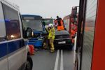Poważny wypadek na trasie Wrocław-Strzelin. Autobus zderzył się z oplem, 