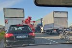 Wrocław: Wypadek na AOW. Kierowca uwięziony w zgniecionym busie po zderzeniu z ciężarówką, Zdjęcia dzięki Pomoc Drogowa AUTO-HARD&PIEKARSKI PATROL