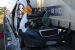 Wrocław: Wypadek na AOW. Kierowca uwięziony w zgniecionym busie po zderzeniu z ciężarówką, OSP KSRG Gniechowice