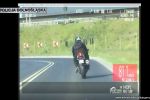 Wrocław: Motocyklista pomylił ulicę z torem wyścigowym. Jechał prawie 150 km/h na jednym kole [WIDEO], KWP Wrocław