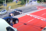 Tak “psują się” rogatki na przejeździe kolejowym. Wrocławscy mistrzowie kierownicy w akcji [FILM], youtube/PKP PLK