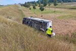Wrocław: Bus wypadł z drogi, kierowca w szpitalu [ZDJĘCIA], Pomoc Drogowa AUTO-HARD