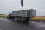 Wrocław: Zablokowany wyjazd z miasta po nietypowym zdarzeniu z traktorem, Pomoc drogowa AUTO-HARD