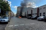 Pożar samochodu w centrum Wrocławia. Stał tuż obok marketu, fot. Auto-Hard/Wrocław Zdarzenia/Daniel Pawelski