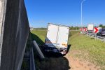 Wrocław: Ciężarówka przebiła barierki na AOW i spadła na nasyp. Kierowca ranny, Jakub Jurek