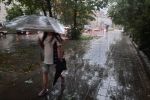 Cyklon Peggy we Wrocławiu. Drzewo spadło na człowieka, ulice pod wodą, 