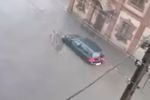 Cyklon Peggy we Wrocławiu. Drzewo spadło na człowieka, ulice pod wodą, screen/FB