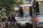 Wrocław: Taksówka zderzyła się z tramwajem i wpadła do wykopu, M.KB