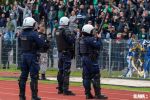Wielka zadyma na meczu. Policja na boisku, w ruch poszły armatki wodne i gaz, Olawa24.pl