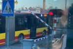 Autobus MPK zablokował ruch. Nie zdążył przejechać pod zamykającym się szlabanem, fb/Czy na Bardzkiej i Zwycięskiej kierowca dziś już wjechał w rogatki?