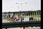 Wrocław: Rośnie korek na AOW przy zjeździe na autostradę A4, Czytelnik