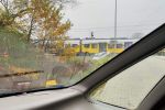 Wypadek we Wrocławiu: Auto z matką i dwójką dzieci wjechało pod pociąg, is