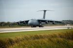 Największy wojskowy samolot transportowy USA wylądował we Wrocławiu, fot. NASA/Kim Shiflett