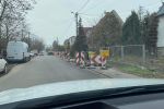 Wrocław: Remont chodnika na Swojczycach. Piesi musieli chodzić po jezdni, is