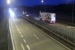 Tir uszkodził 120 metrów bariery. Zablokowana jezdnia w stronę Wrocławia, traxelektronik