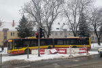 Wrocław: Autobus MPK złamał się na śliskiej ulicy. Omal nie wpadł w drzewo, 