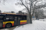 Wrocław: Autobus MPK złamał się na śliskiej ulicy. Omal nie wpadł w drzewo, 