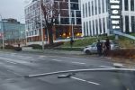 Wrocław: Wypadek na ul. Legnickiej. Auto ścięło latarnię [ZDJĘCIA], Czytelnik