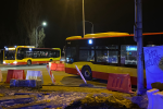 Autobus ugrzązł w prowizorycznej ulicy przy Mostach Chrobrego i zablokował całą okolicę, tuwroclaw.com