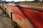 Wrocław: Bazgroły na murze zamazali czerwoną farbą. Na nic więcej nie mają pieniędzy, Wojciech Kulig