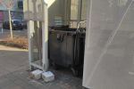 Tak wyglądają wiaty śmietnikowe na Promenadach Wrocławskich. Wyrwane drzwi, zniszczona ściana, wk