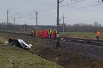 Śmierć na przejeździe kolejowym. Po wypadku pociągu Kolei Dolnośląskich zablokowana linia Wrocław-Poznań, Straż Pożarna w Rawiczu