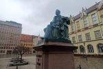 Wrocław: Wyrwał pióro z pomnika Aleksandra Fredry. To już kolejny raz, Straż Miejska Wrocław