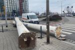 Wrocław: Potężne słupy runęły z ciężarówki na przejście dla pieszych, 