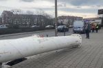 Wrocław: Potężne słupy runęły z ciężarówki na przejście dla pieszych, 
