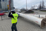 Wrocław: Potężne słupy runęły z ciężarówki na przejście dla pieszych, Tuwroclaw.com
