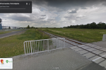 Wypadek na przejeździe. Osobówka zderzyła się z pociągiem Kolei Dolnośląskich, Google Maps