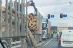 Groźny wypadek na AOW. Z ciężarówki spadły bale drewna, Marcin Jura
