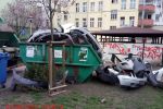 Wrocław: Do kontenera wyrzucili nadwozie samochodu. 