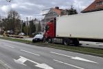 Wrocław: Wypadek na ulicy Wyścigowej. Auto zderzyło się z ciężarówką, Jakub Jurek