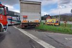Wypadek autobusu i ciężarówki na DK35. Kierowca był zakleszczony w pojeździe, Komenda Powiatowa Państwowej Straży Pożarnej w Świdnicy